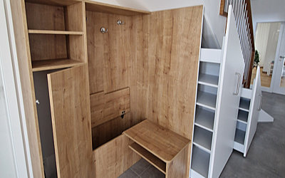 Garderobe mit Schrank, Staufach und Sitz