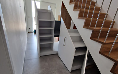 "Garage" für Wischroboter unter der Treppe