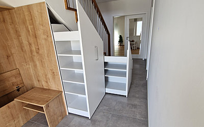 Schuhschrank mit ausziehbaren Fächern