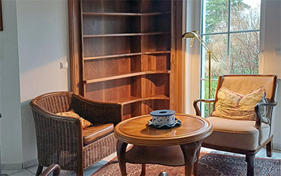 Bücherregal aus Nußbaum