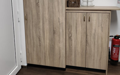 Schrank mit platzsparender Schiebetür geschlossen / geöffnet