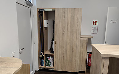 Schrank mit platzsparender Schiebetür geschlossen / geöffnet