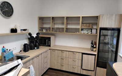 Individuelle Küche mit versenkbarer Mikrowelle ganz hoch / zur Hälfte