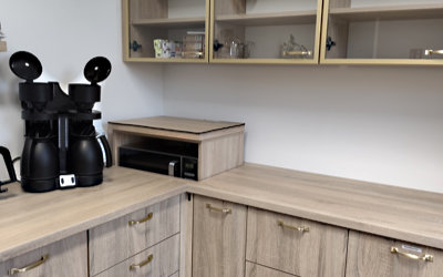 Individuelle Küche mit versenkbarer Mikrowelle ganz hoch / zur Hälfte