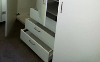 Schlafstube, Einbauschrank mit offener Rückwand in Dachschräge eingebaut