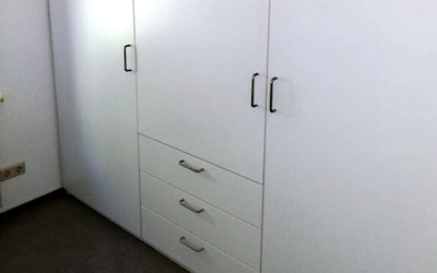 Schlafstube, Einbauschrank mit offener Rückwand in Dachschräge eingebaut