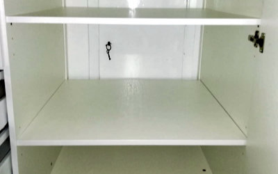 Schlafstube, Einbauschrank mit offener Rückwand in Dachschräge eingebaut