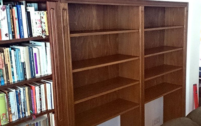 Bücherregal an den Bestand angepasst mit Rückwand. Material: Spanplatte gebeizt und lackiert