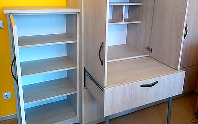 Individueller Schrank mit ausziehbarem Schreibtisch