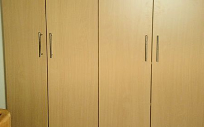 Flureinbauschrank mit integriertem E-Kasten und technischem Teil. Material: Korpus und Türen - Spanplatte beschichtet Buche