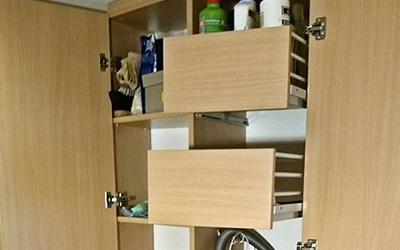 Flureinbauschrank mit integriertem E-Kasten und technischem Teil. Material: Korpus und Türen - Spanplatte beschichtet Buche