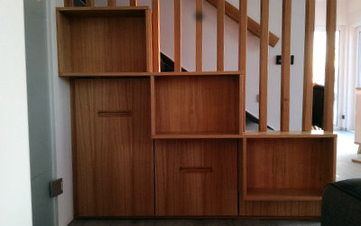 Schrank / Regal unter Treppe